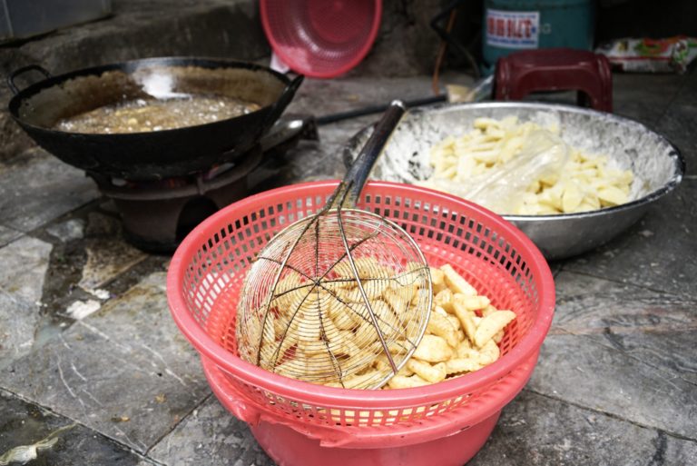 The process of frying pork rinds on the streets of Hanoi.